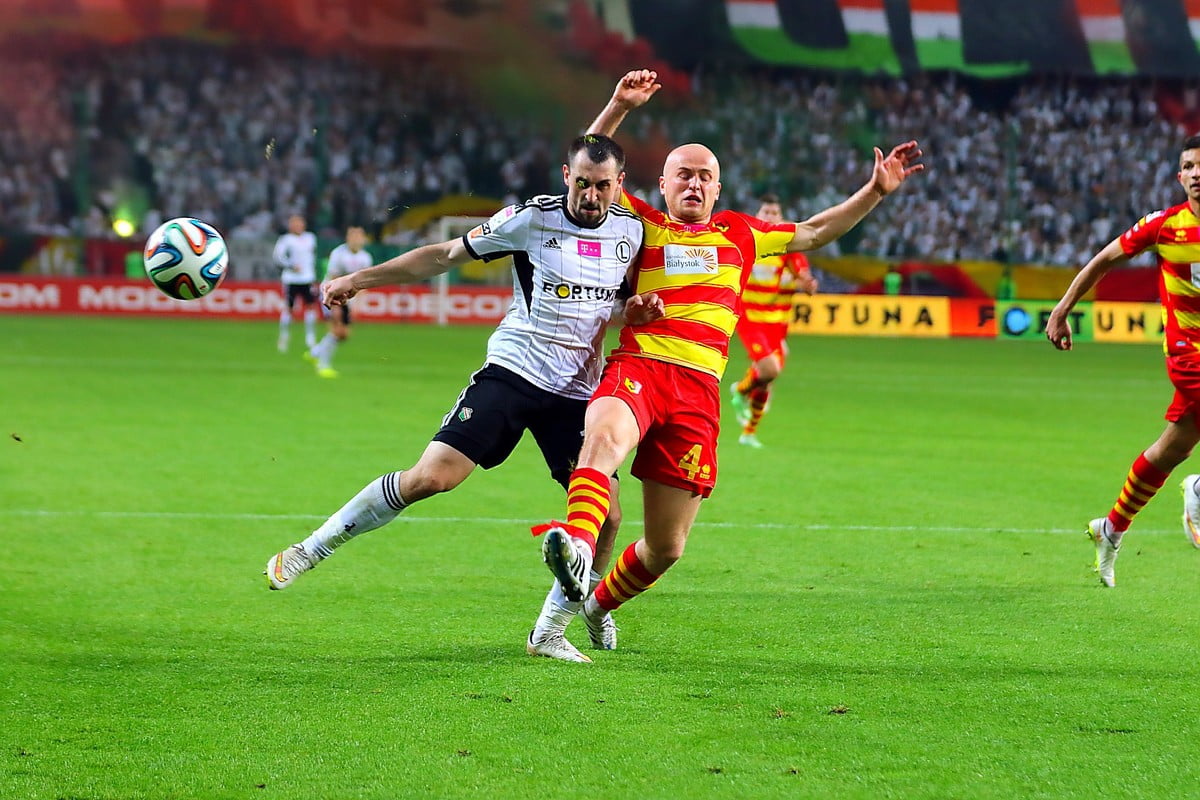 Dynamiczna akcja podczas meczu Ekstraklasy Legia Warszawa - Jagiellonia Białystok