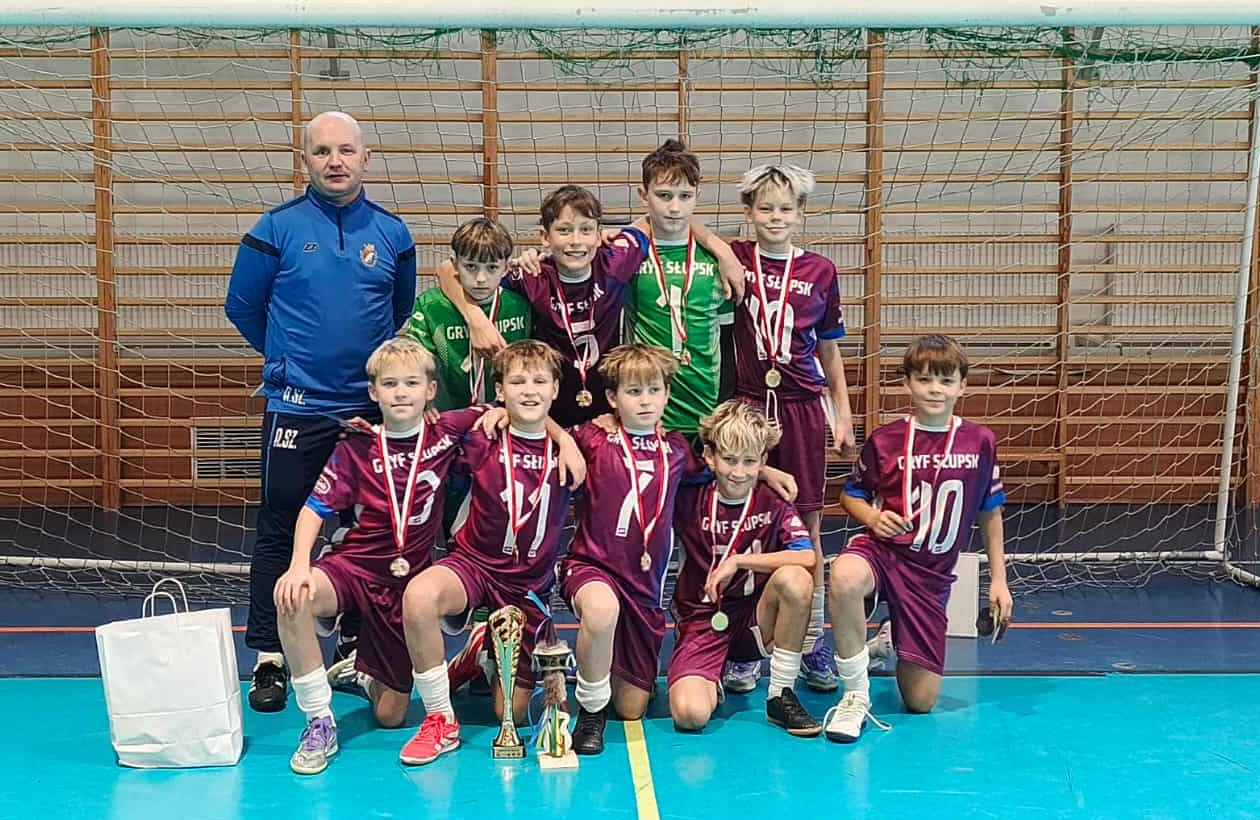 Drużyna Akademii Gryf Słupsk rocznik 2014 ciesząca się z pucharu za 1. miejsce w turnieju halowym Kaszub Cup w Luzinie.