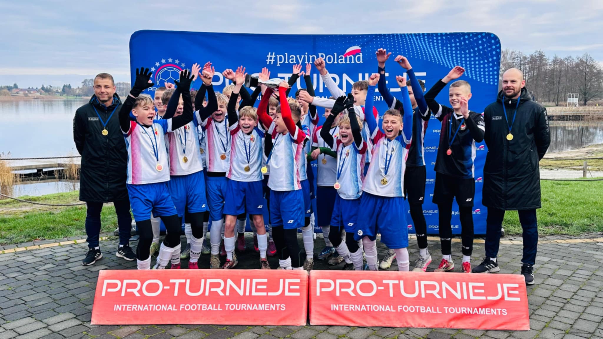 Brązowi medaliści z akademii piłkarskiej Słupsk rocznik 2013 z pucharem na turnieju Pro-Turnieje.