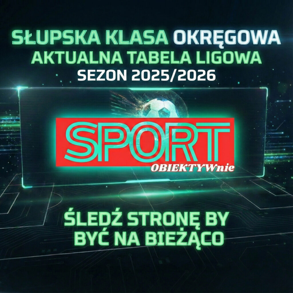 Kwadratowa, neonowa grafika promocyjna w ciemnych barwach. U góry zielony napis: "Słupska Klasa Okręgowa - Aktualna tabela ligowa - Sezon 2025/2026". Na środku czerwone logo Sport Obiektywnie z piłką nożną. Na dole wezwanie: "Śledź stronę by być na bieżąco". Tło to cyfrowe boisko piłkarskie.
