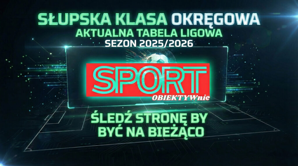 Kwadratowa, neonowa grafika promocyjna w ciemnych barwach. U góry zielony napis: "Słupska Klasa Okręgowa - Aktualna tabela ligowa - Sezon 2025/2026". Na środku czerwone logo Sport Obiektywnie z piłką nożną. Na dole wezwanie: "Śledź stronę by być na bieżąco". Tło to cyfrowe boisko piłkarskie.