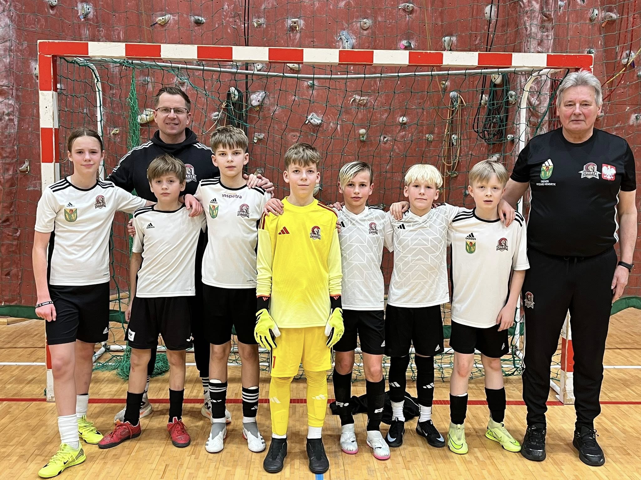 Zwycięska drużyna UKS Sparta Sycewice podczas turnieju X SKRZAT Cup 2026 w Jezierzycach z Pucharem Prezesa.