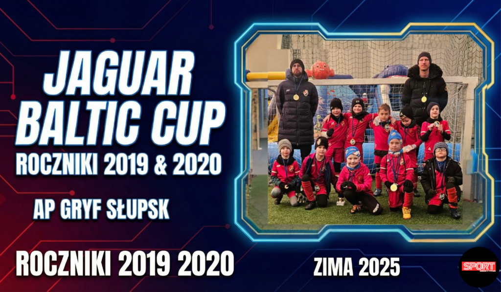 Młodzi piłkarze Gryfa Słupsk z trenerami Damianem Mosiejko i Jakubem Kopaczem.