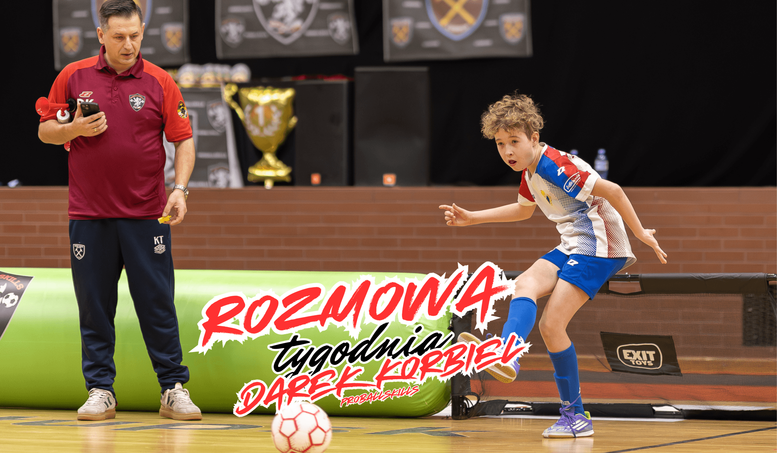 Darek Korbiel z ProBallSkills podczas intensywnego treningu piłkarskiego dla dzieci. Nauka odważnej gry 1 na 1 oparta na standardach West Ham United.