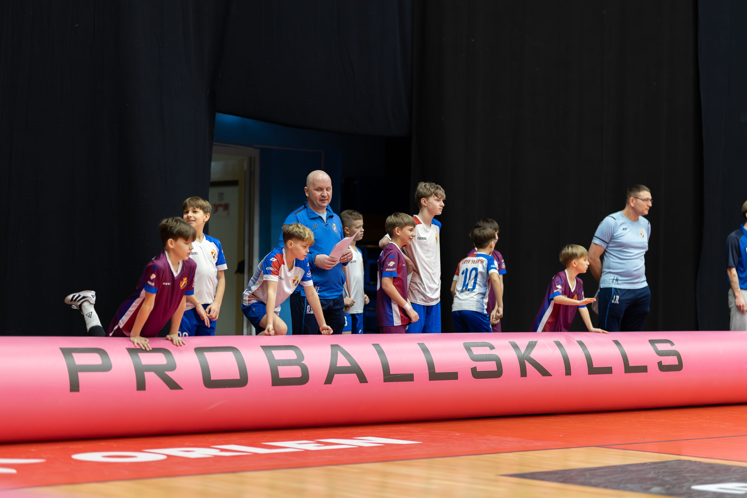 Zawodnicy walczący o piłkę w dmuchanych bandach podczas młodzieżowego turnieju 3v3 na OSiR w Ustce.