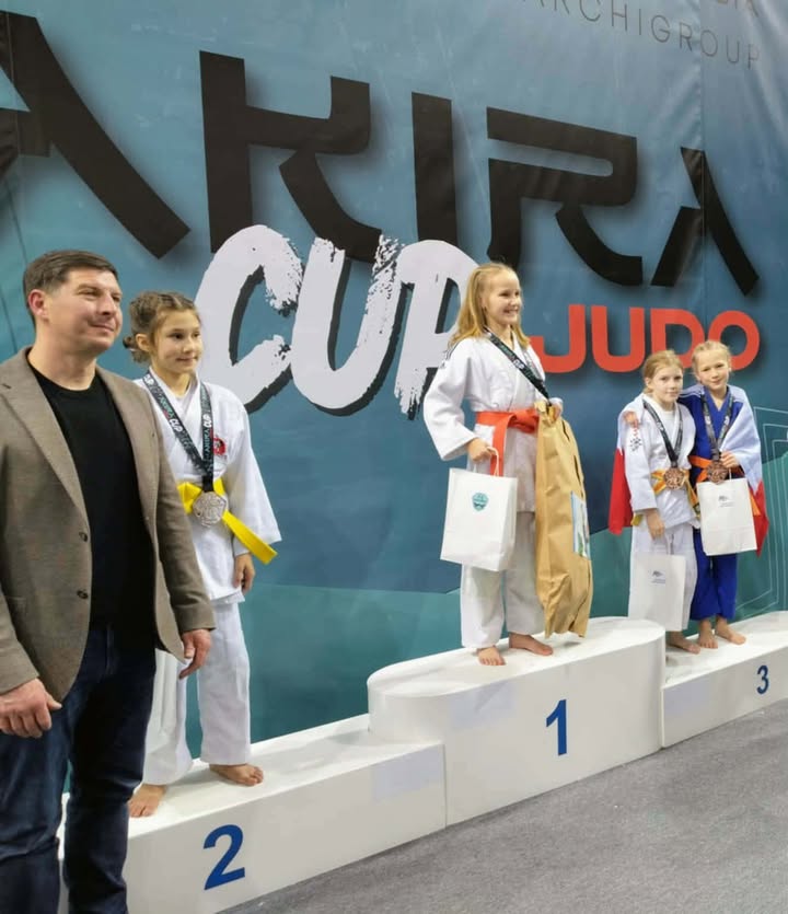 ga Nowak (UKS Piast Wrzeście) z dumą prezentuje brązowy medal wywalczony w międzynarodowym turnieju Akira Judo Cup.