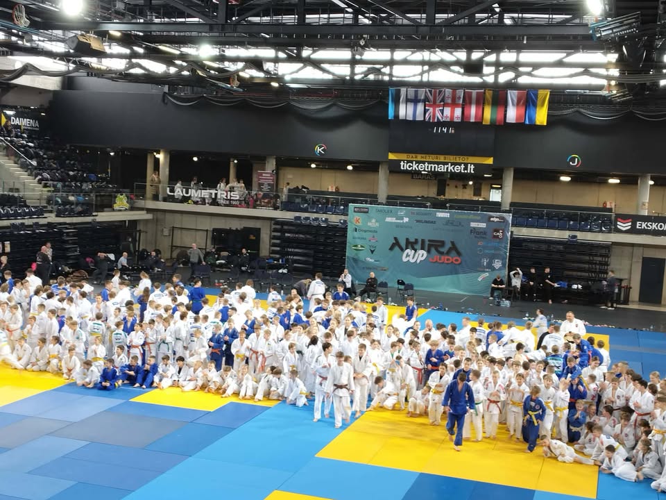 Walka o uchwyt podczas międzynarodowego randori judo na Litwie.