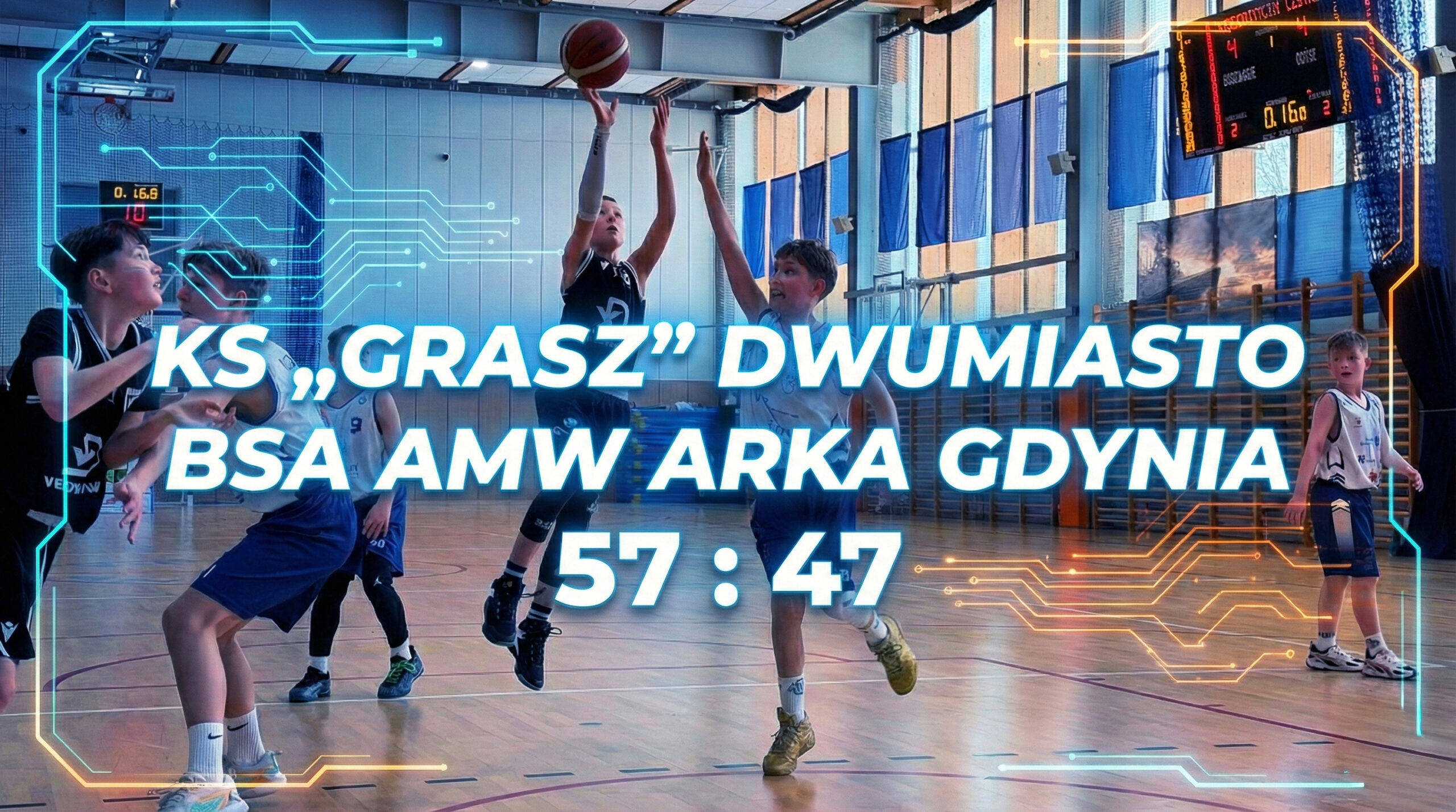 Koszykarz Aleks z KS GRASZ Dwumiasto w dynamicznej akcji podkoszowej podczas wygranego meczu z BSA AMW Arka Gdynia w lidze POZKOSZ.