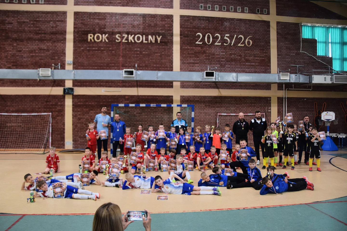 Młodzi piłkarze Gryfa Słupsk i Gwardii Koszalin walczą o piłkę podczas Turnieju o Puchar Gryfa w Słupsku.