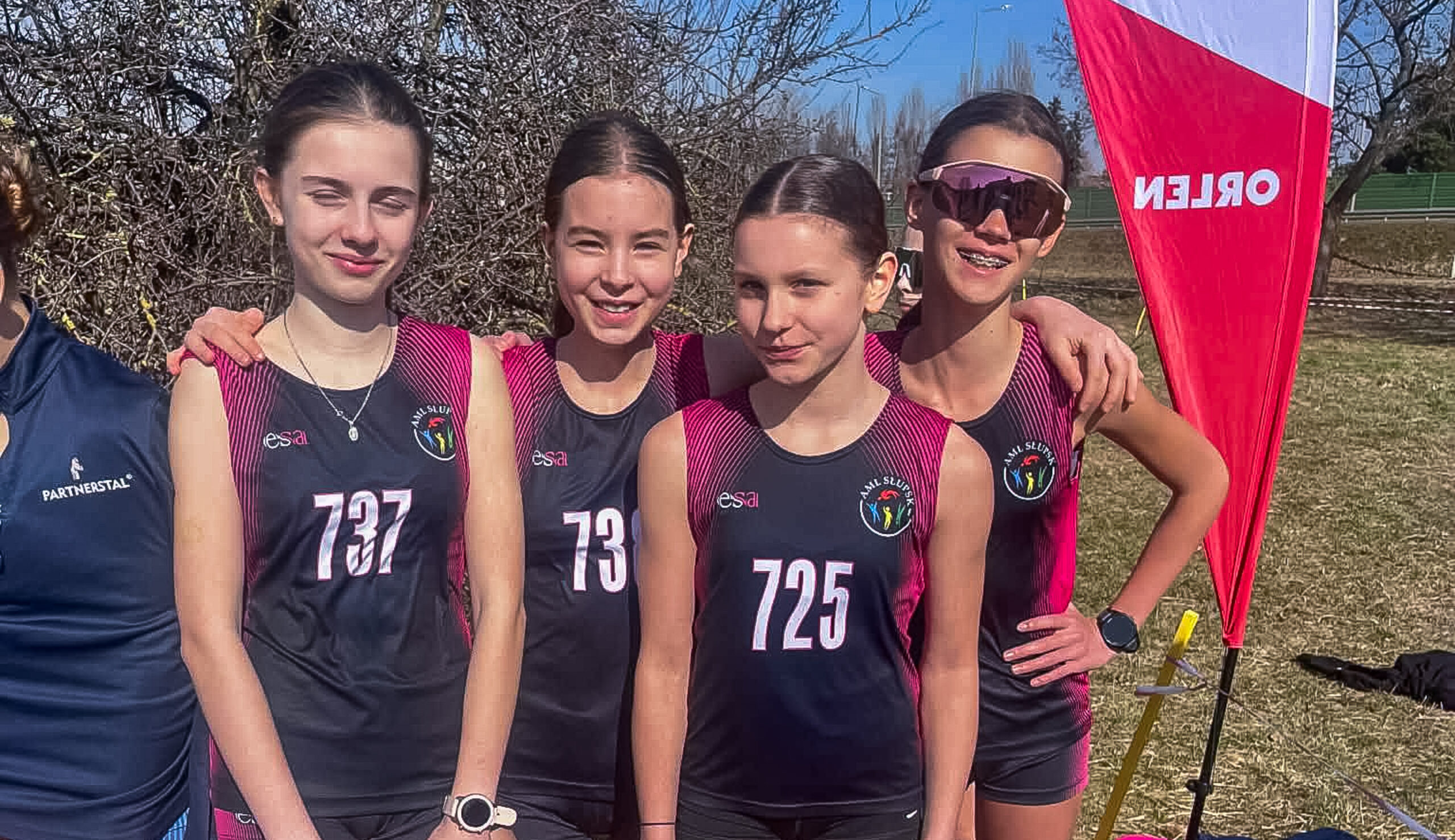 Młodzi lekkoatleci finiszujący podczas zawodów Lekkoatletyczne Nadzieje Olimpijskie w Tczewie.