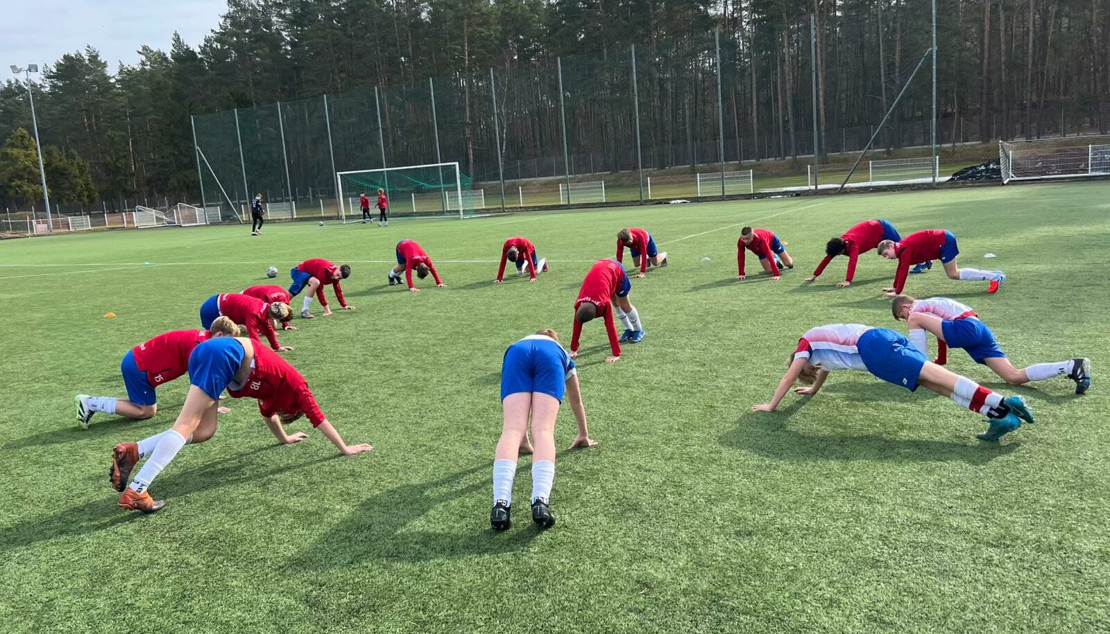 Zawodnicy Gryfa Słupsk rocznik 2012 cieszący się ze strzelenia jednej z pięciu bramek w meczu przeciwko Pogoni Lębork.