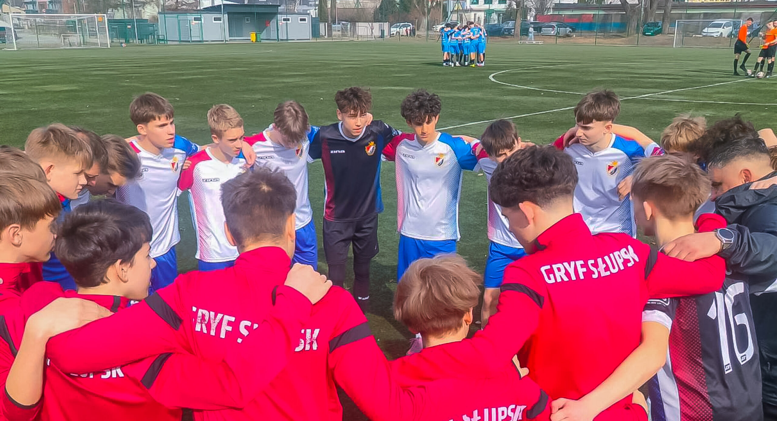 Twarda walka o piłkę w środku pola podczas meczu AP Gryf Słupsk 2010 kontra Beniaminek 03 Starogard w Słupsku.