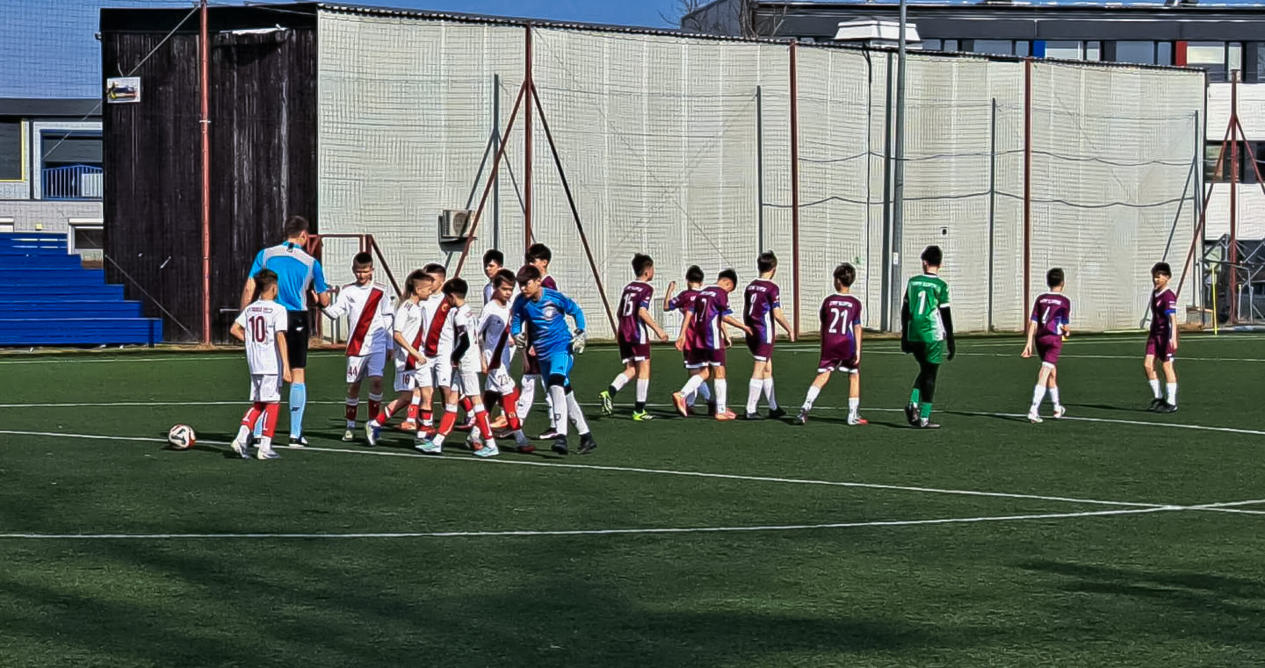 Ambitna walka o piłkę w meczu wyjazdowym AP Gryf Słupsk kontra Gedania w Gdańsku.