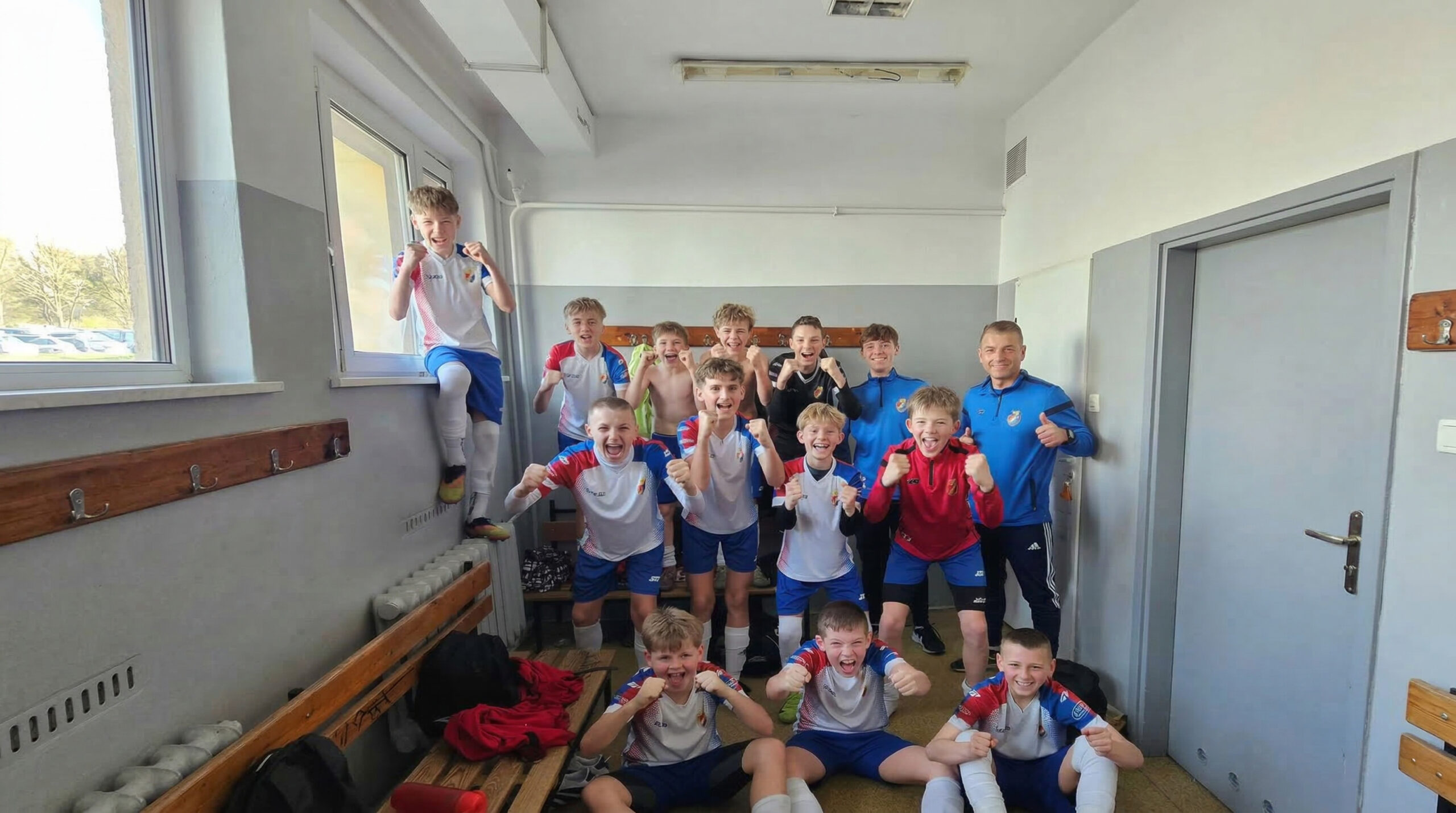 Radość młodych zawodników AP Gryf Słupsk po strzelonej bramce na stadionie w Gdańsku.