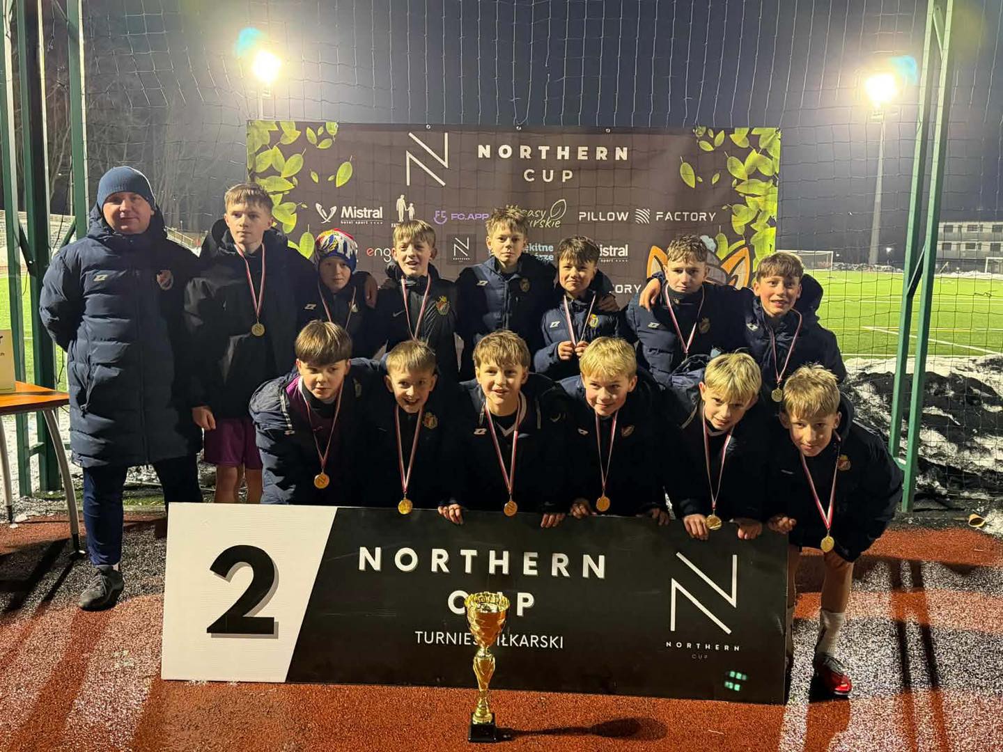 Drużyna AP Gryf Słupsk rocznik 2014 z pucharem za 2. miejsce w turnieju piłkarskim Northern Cup na obiektach COS Cetniewo we Władysławowie.