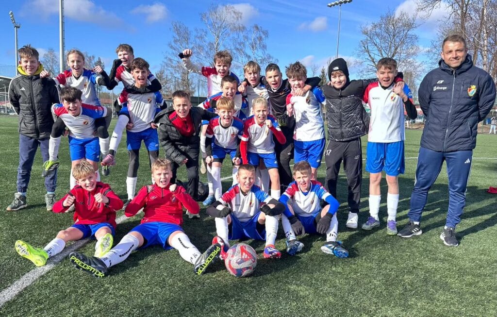 Radość młodych piłkarzy ze Słupska po strzeleniu kolejnej bramki w wygranym 11:1 meczu z GKS Linia w Klasie Okręgowej Junior C1.