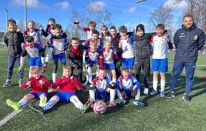 Radość młodych piłkarzy ze Słupska po strzeleniu kolejnej bramki w wygranym 11:1 meczu z GKS Linia w Klasie Okręgowej Junior C1.
