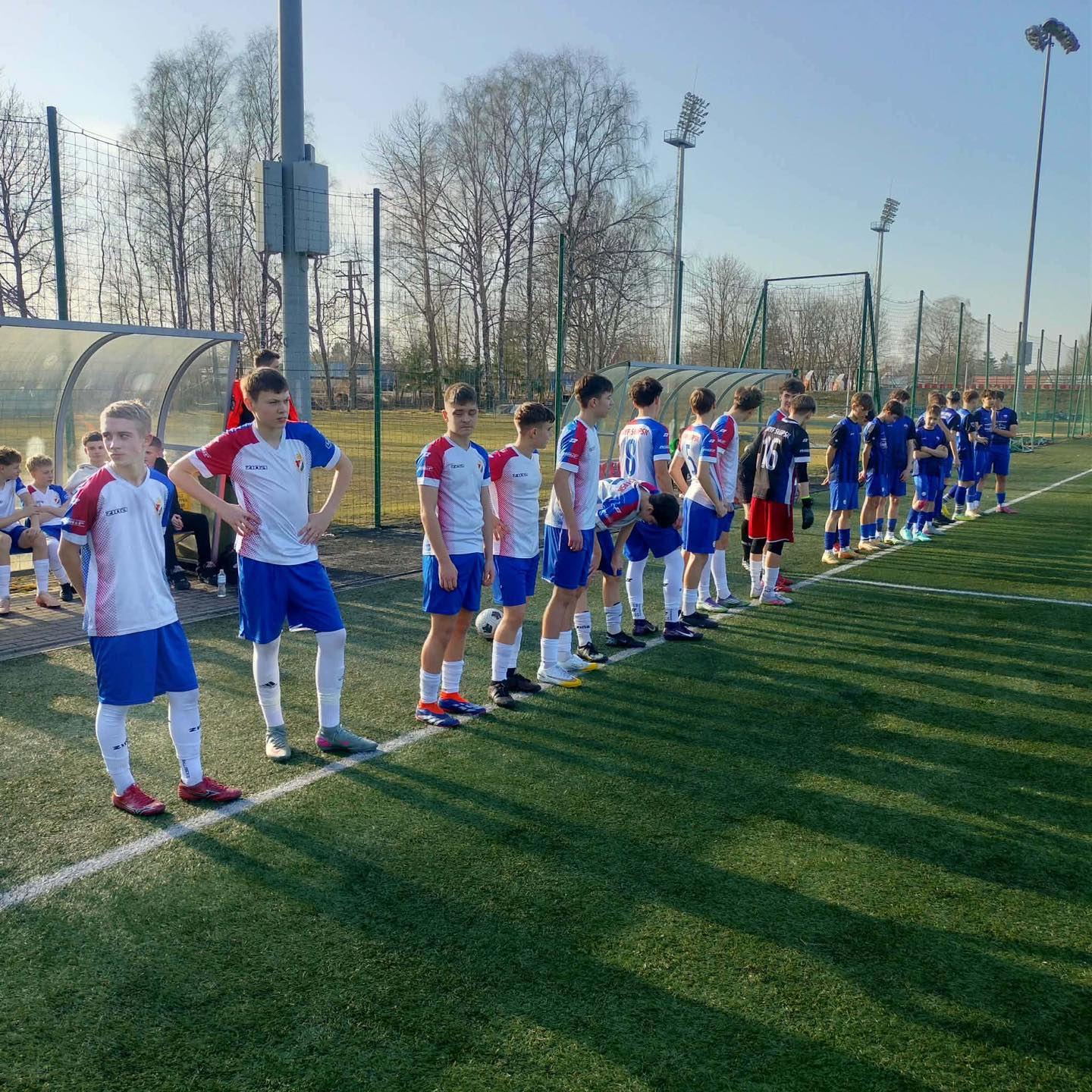 Walka o piłkę w środku pola podczas meczu ligowego Gryfa z Kolejarzem Chojnice w roczniku 2011.