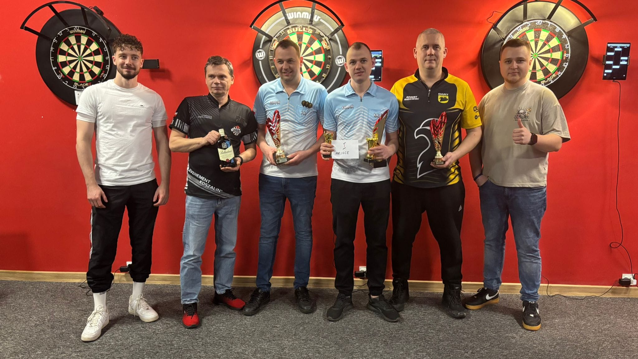 Paweł Komar odbiera puchar za tytuł MVP oraz wygraną tarczę Winmau Blade 6 w Słupsku.