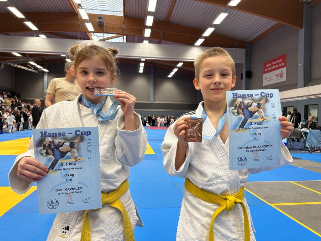 Maria Jarynkiewicz (44 kg) z TS Judo Gryf Słupsk wykonuje efektowny rzut dający jej zwycięstwo przez ippon na niemieckim tatami.