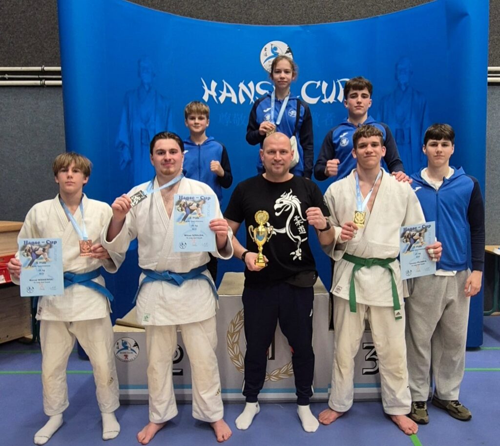 Drużyna TS Judo Gryf Słupsk dumnie prezentuje puchar za 3. miejsce w klasyfikacji generalnej Hanse Cup w Greifswaldzie.