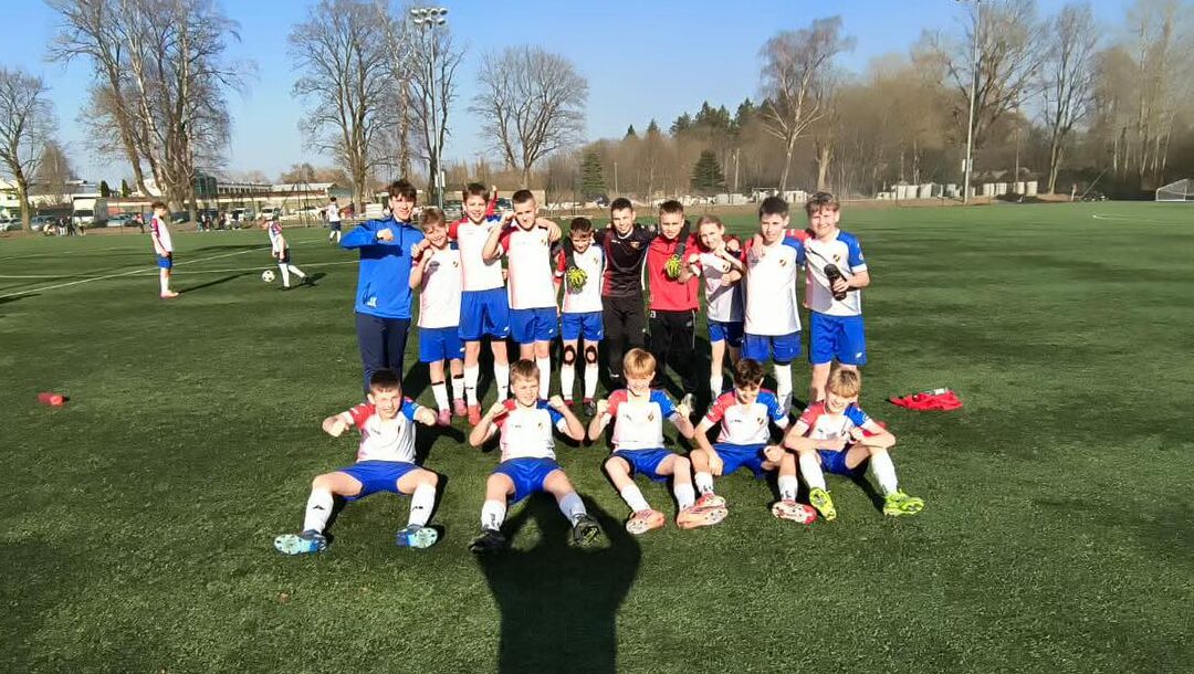 Radość drużyny Gryfa Słupsk po zdobyciu bramki w meczu ligi okręgowej C1.