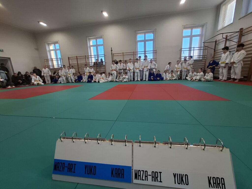 Rywalizacja młodych judoków na tatami w sali gimnastycznej w Kończewie.