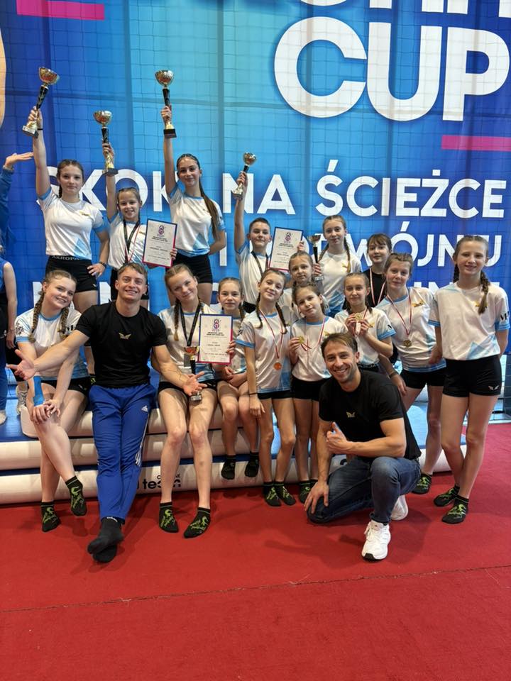 Hania Kosiak wykonuje wysoką ewolucję na podwójnej mini trampolinie podczas zawodów akrobatycznych w Kluczach.