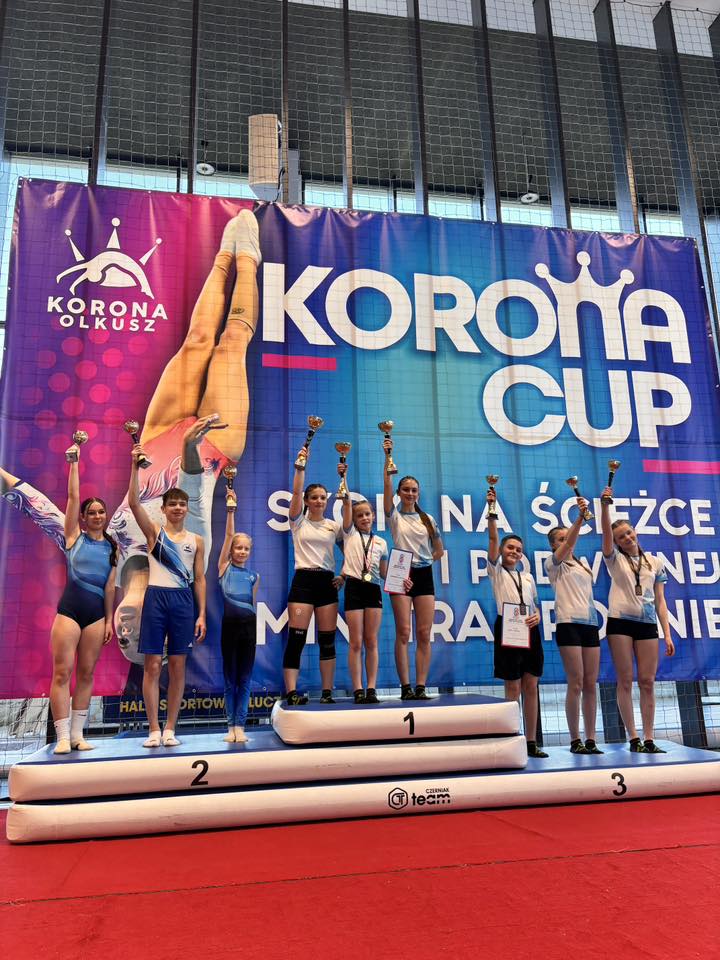 Złote medalistki drużynowe Kornelia Bengier, Zosia Duda i Marcelina Sokołowska na podium zawodów Korona Cup 8 w Kluczach.