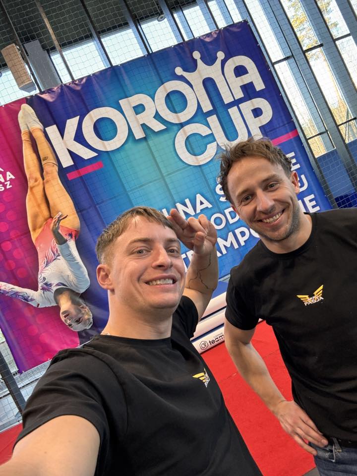 Trenerzy Kamil Gostomski i Paweł Szymański instruują zawodników klubu Akropasja Słupsk na hali w Kluczach.