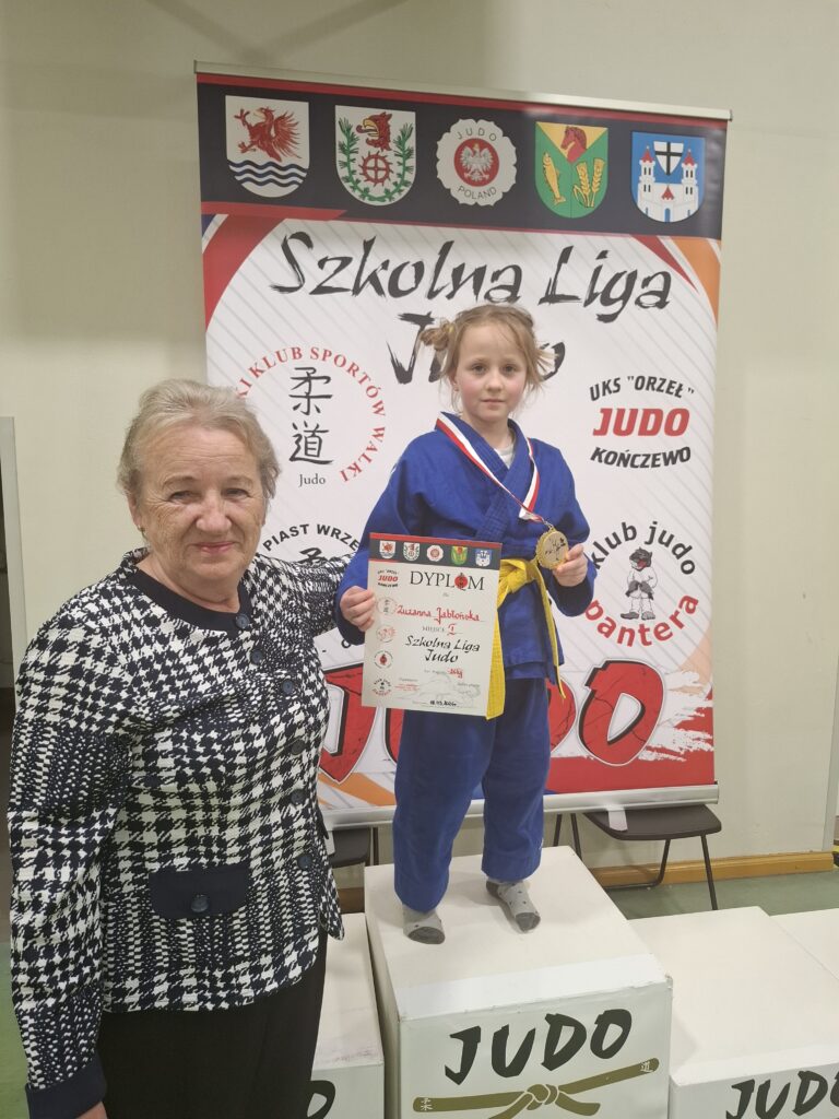 Dorota Prokopiuk otwiera turniej Szkolnej Ligi Judo w Kończewie przed zawodnikami z regionu.