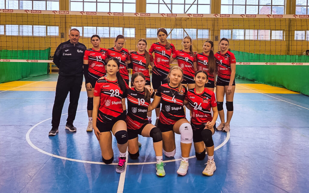 Drużyna siatkarek TPS Czarni Słupsk I pozująca do wspólnego zdjęcia po wywalczeniu 3. miejsca na turnieju Młodej Ligi Młodziczek w Człuchowie.