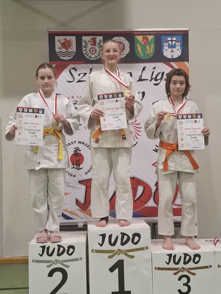 Anastazja Przybyszewska i Piotr Kłobuch z pucharami dla najlepszych zawodników turnieju w Kończewie.