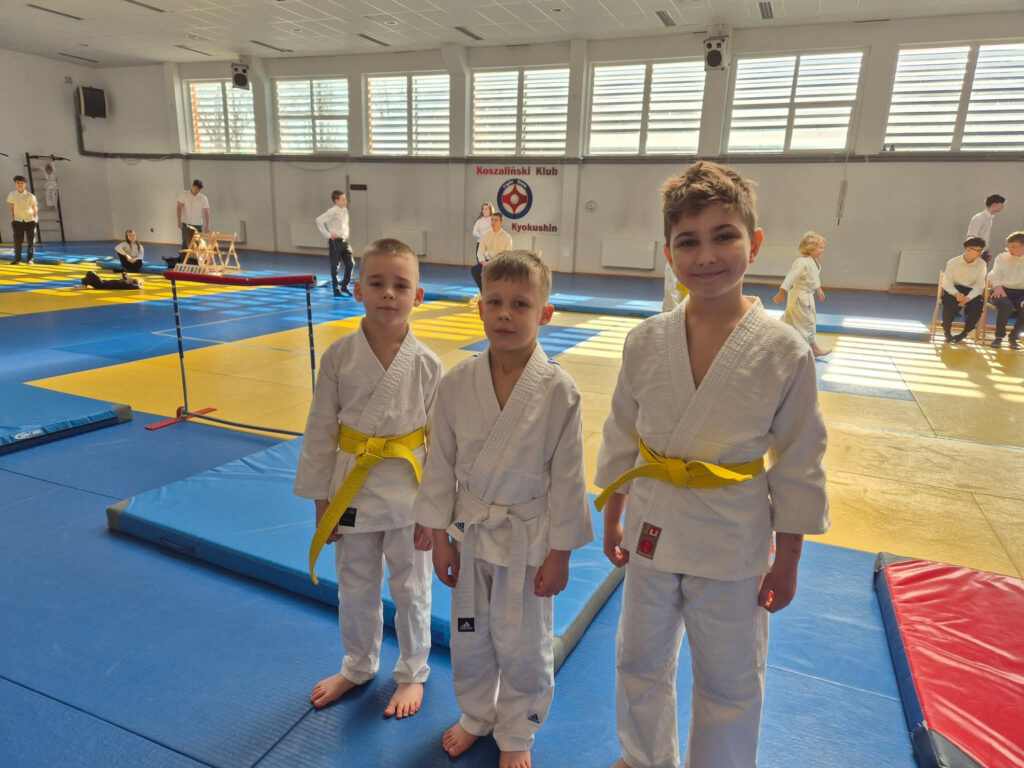 Trójka młodych reprezentantów Gryfa Słupsk chwali się swoimi medalami i dyplomami po zakończonych walkach w Koszalinie.