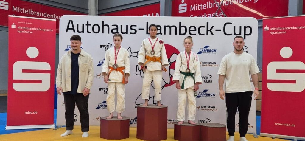 Hanna Jarynkiewicz (TS Judo Gryf Słupsk) na podium ze srebrnym medalem wywalczonym w Niemczech. Radość i duma słupskiej zawodniczki.