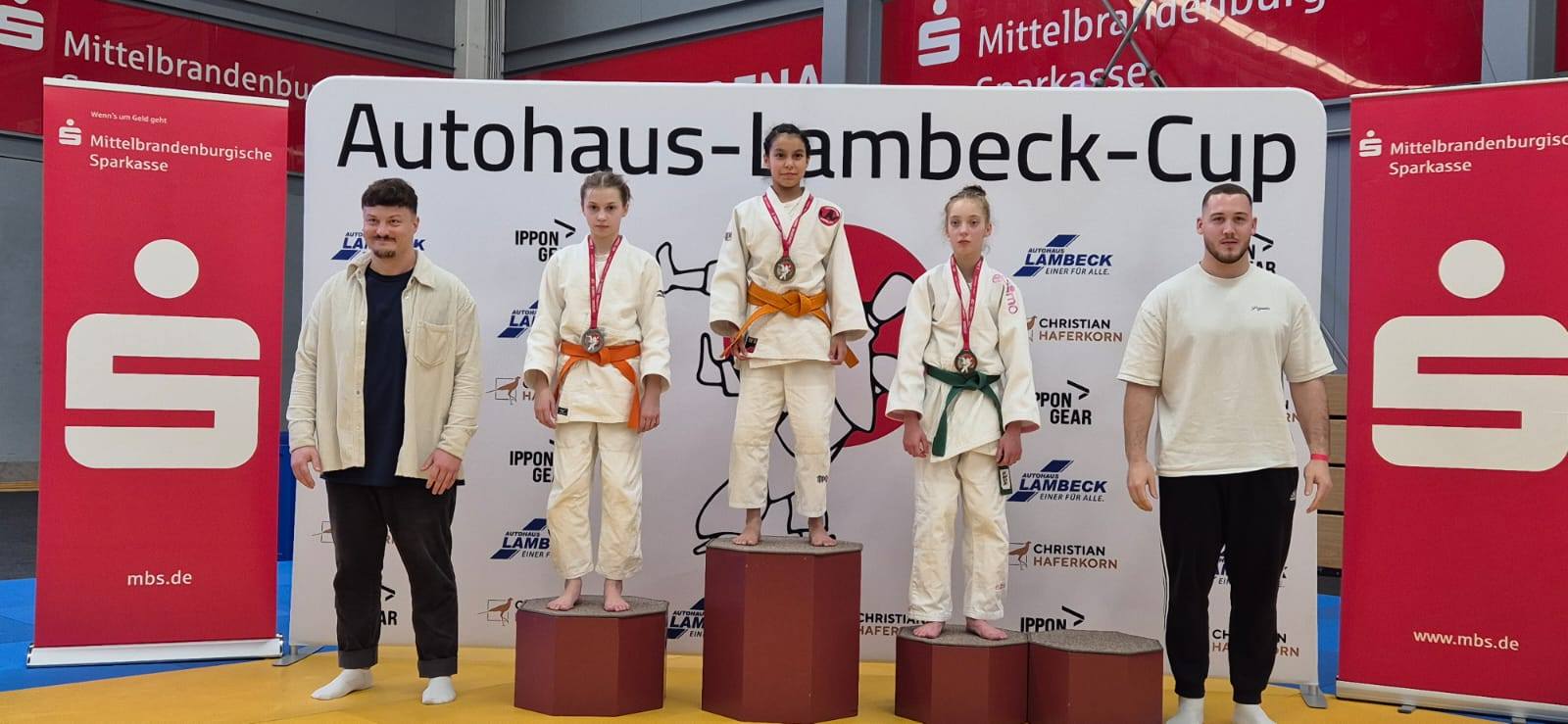 Hanna Jarynkiewicz (TS Judo Gryf Słupsk) na podium ze srebrnym medalem wywalczonym w Niemczech. Radość i duma słupskiej zawodniczki.
