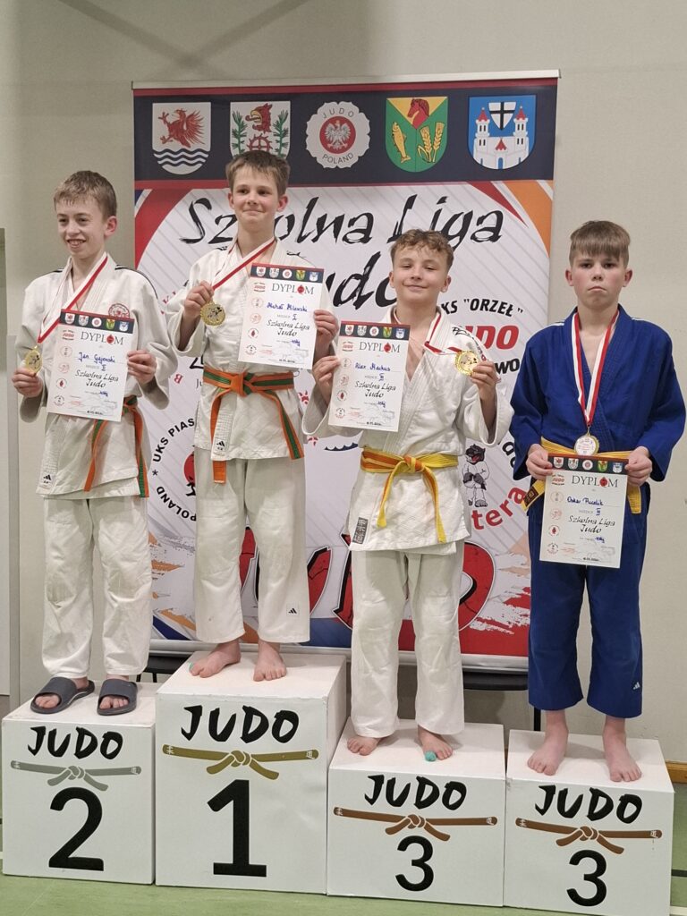 Helena Budlewska, Prezes UKS Orzeł Kończewo, wręcza medale młodym judokom.