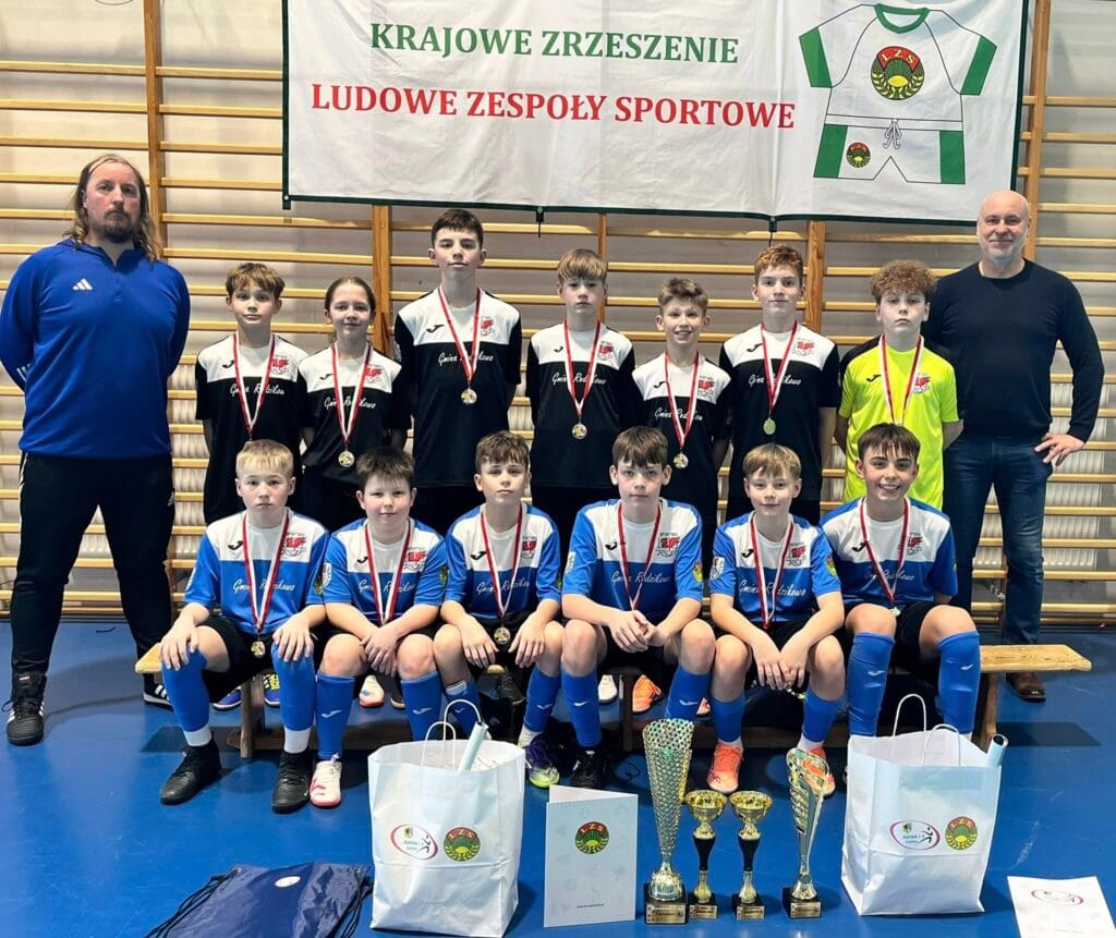 Radość zawodników ULKS GAP I Bruskowo Wielkie po wygraniu finału KASZUB Cup 2026 na hali sportowej w Luzinie.