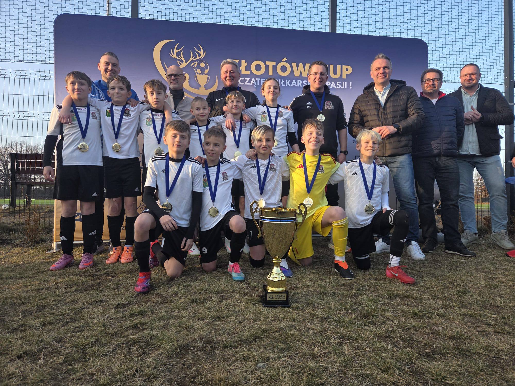 Radość młodych piłkarzy UKS Sparta Sycewice po zwycięstwie w turnieju w Złotowie.