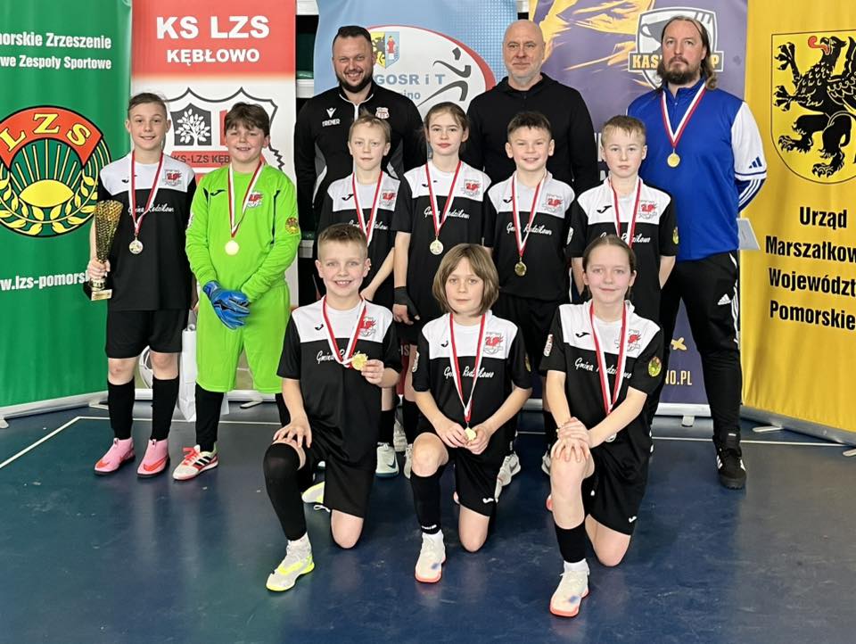 Walka o piłkę w finale KASZUB Cup 2026 pomiędzy Arką SI Gdynia a ULKS GAP Bruskowo Wielkie w Luzinie.