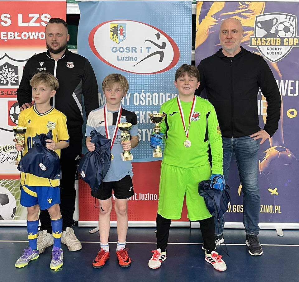 Kacper Plewka z ULKS GAP Bruskowo Wielkie odbiera nagrodę dla najlepszego bramkarza turnieju w Luzinie.