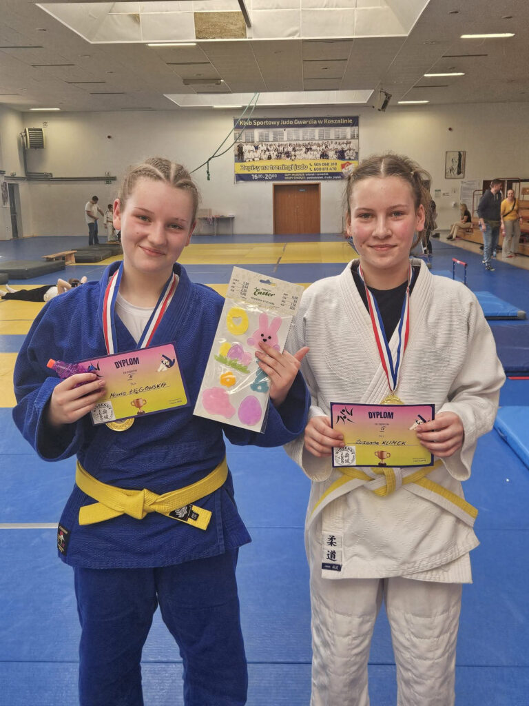 Zawodnicy TS Judo Gryf Słupsk ze srebrnymi medalami wywalczonymi na zawodach judo w Koszalinie.