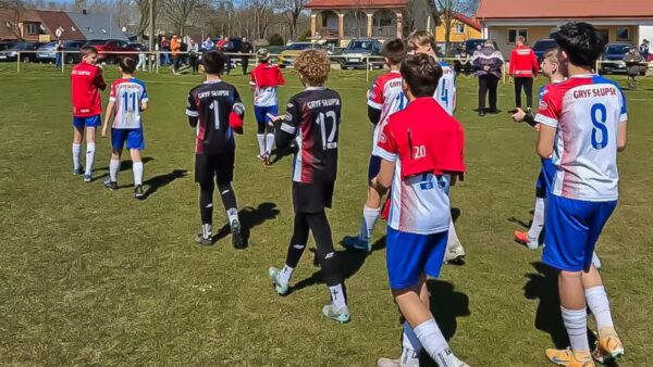 Młodzi zawodnicy Akademii Piłkarskiej Gryfa Słupsk przed meczem w Potęgowie