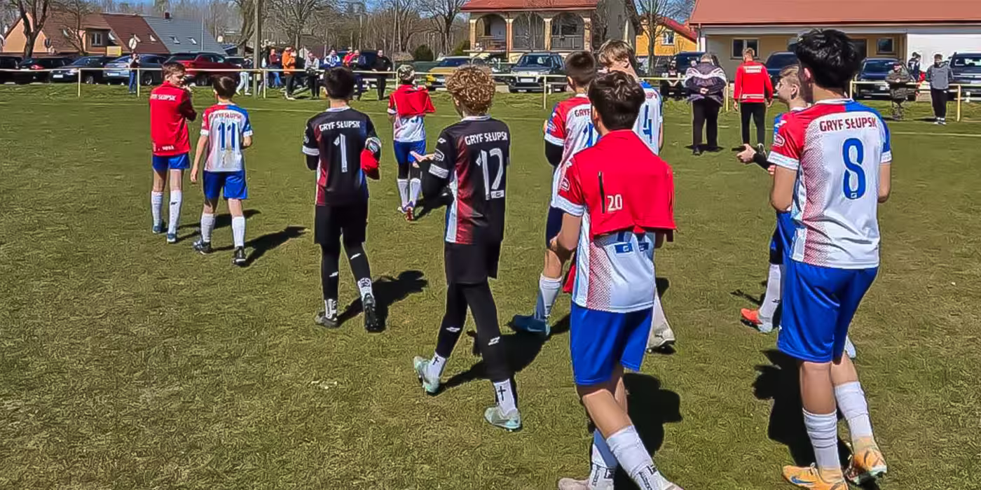 Zawodnicy AP Gryf Słupsk cieszący się ze zwycięstwa w meczu ligi SKO C2