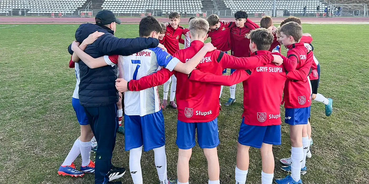 Akademia piłkarska w Słupsku podczas szybkiej akcji na boisku