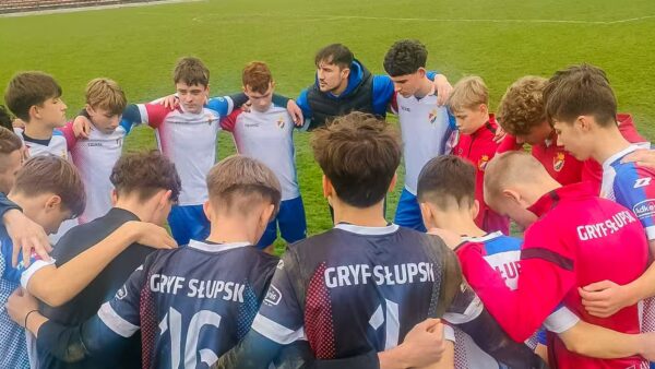 Zawodnicy Akademii Piłkarskiej Gryfa Słupsk motywują się przed meczem ligowym w Chojnicach