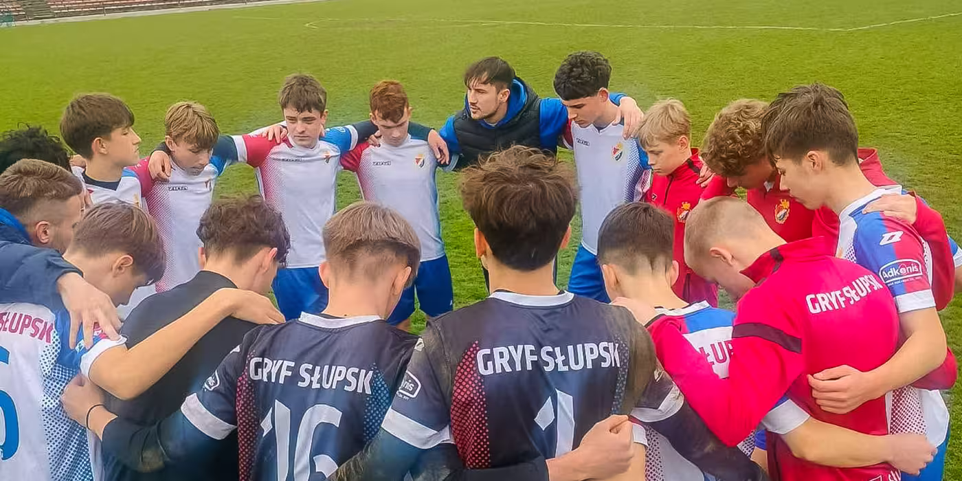Młodzi piłkarze Gryfa Słupsk 2011 w akcji przeciwko Kolejarzowi Chojnice