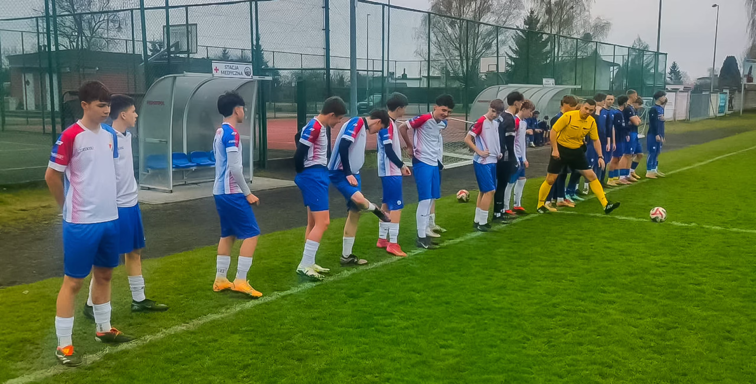 Radość piłkarzy Gryfa Słupsk po strzeleniu bramki w Chojnicach