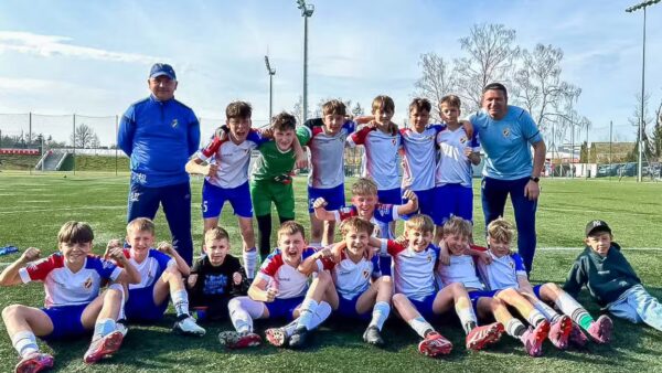 Zawodnicy Akademii Piłkarskiej Gryfa Słupsk cieszą się po wygranym meczu