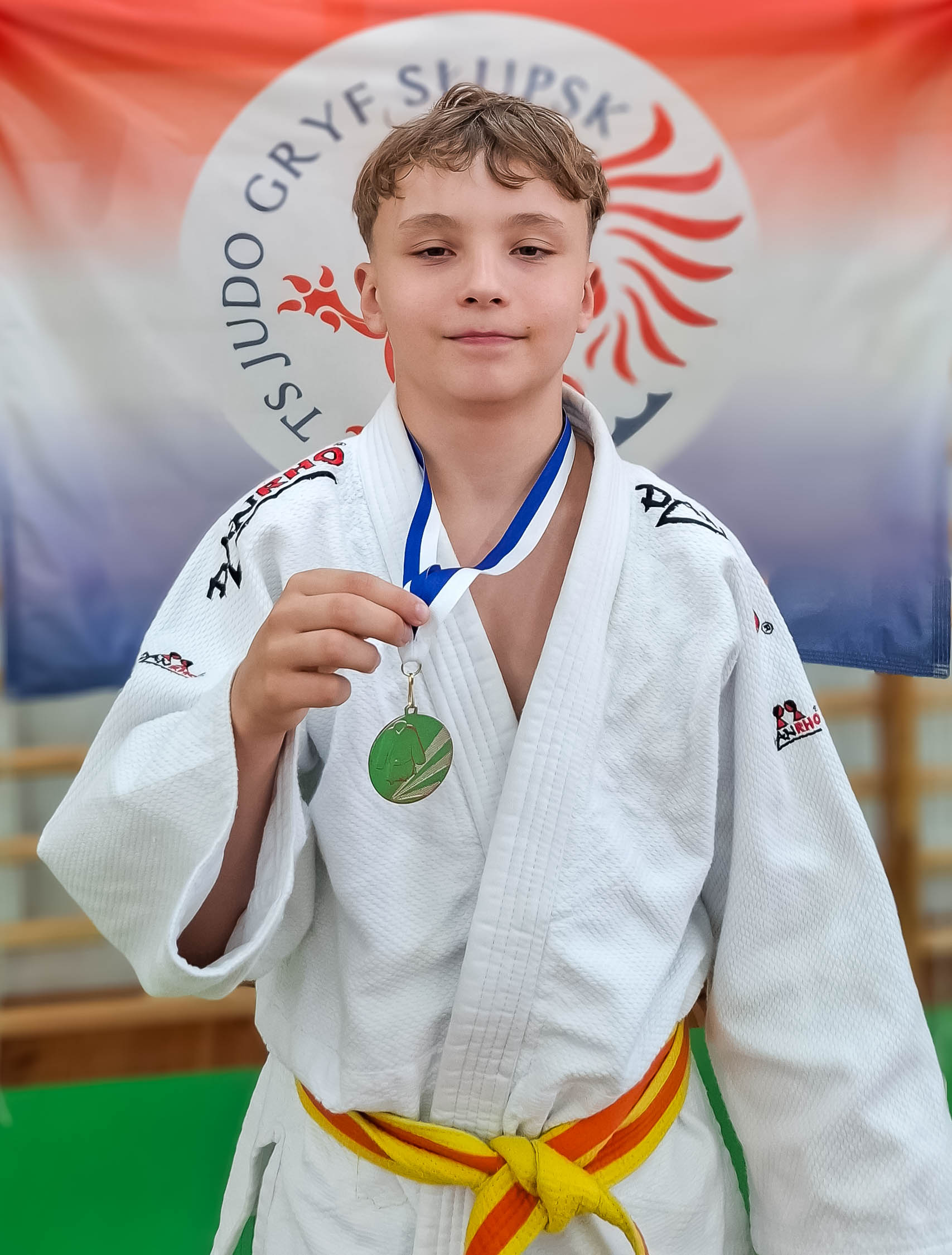 Alex Mackus dumnie prezentuje srebrny medal zdobyty podczas zawodów judo w Rostocku